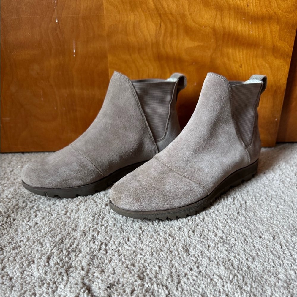 Sorel women’s Harlow Chelsea Boots 8